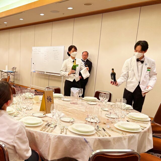 ホテルオークラ神戸 本年度入社いたしました新入社員が研修中です。
こちらは宴会のサービスを行う練習風景でございます。
ご来訪されたお客様に気持ちよく過ごしていただけるように日々精進して参ります！

#ホテルオークラ神戸 #ホテル #神戸 #三宮 #元町 #関西ホテル #ホテル関西 #神戸ホテル#ホテル神戸 #神戸旅行 #神戸観光 #ホカンス #春 #新入社員 #新入社員研修 #宴会 #okurahotels #oneharmony @okura_hotels